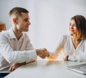 Homem tendo relacionamento com cliente com um CRM