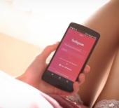 mulher fazendo estratégias para Instagram