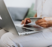 Mulher efetuando uma compra no E-commerce