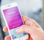 Mulher criando funil de conteúdo para instagram