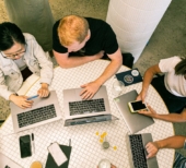 jovens estudando tipos de marketing