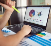 Mulher analisando a matriz BCG do projeto
