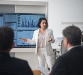 Mulher definindo metas de OTE (one target earnings)