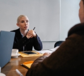 vendedora efetuando o member get member