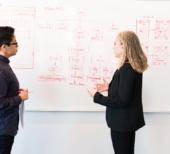 Mulher explicando trade marketing