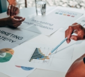 Time de marketing executando estratégia de bundling
