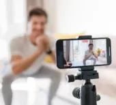 homem fazendo video de media training