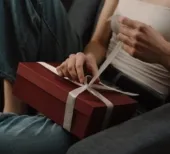 Mulher recebendo press kit de marketing