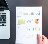 gerente de marketing calculando o CAC