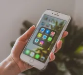 Mulher fazendo social selling e gerando mais leads e vendas